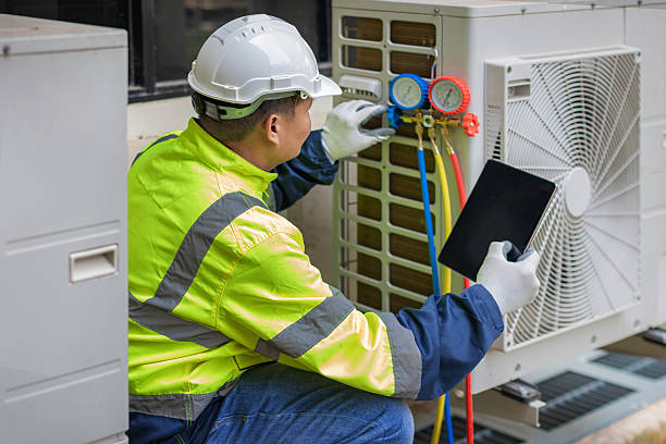 Professional Hvac technician working in Pleasantville, IA